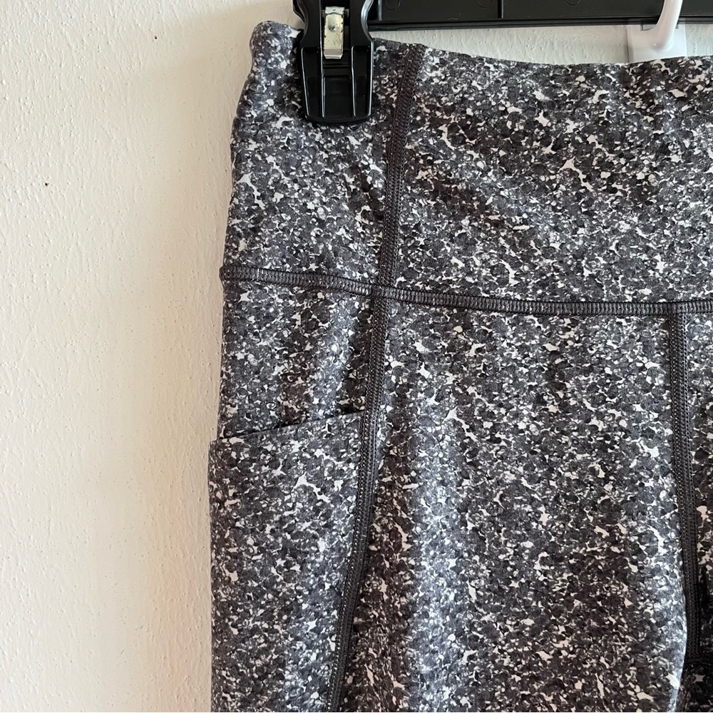 Athleta Leggings Grey Patterned Salutation Pebble… - image 4
